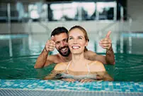 Couple dans la piscine