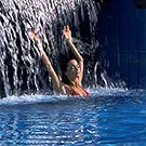 Femme sous une cascade